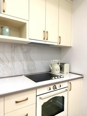 Fridge, oven, stovetop, coffee/tea maker