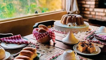 Café da manhã completo grátis todos os dias