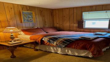 3 habitaciones, escritorio y tabla de planchar con plancha