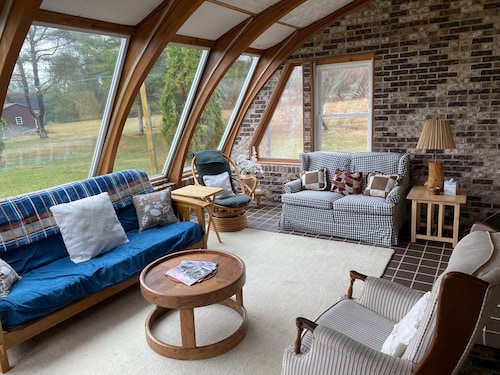 Charming 3-bedroom country house with AC, WiFi near Ski Sawmill