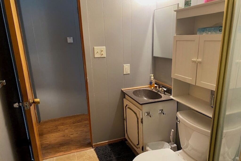 Regadera, secadora de cabello, toallas, jabón 