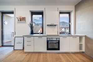 Kylskåp, spishäll, diskmaskin och grytor/köksredskap