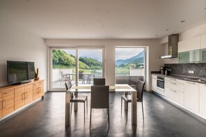 Kühlschrank, Ofen, Geschirrspüler, Wasserkocher mit Kaffee-/Teezubehör