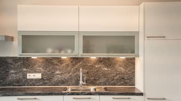 Fridge, oven, dishwasher, coffee/tea maker