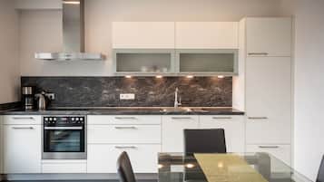Fridge, oven, dishwasher, coffee/tea maker