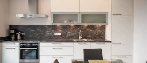 Fridge, oven, dishwasher, coffee/tea maker