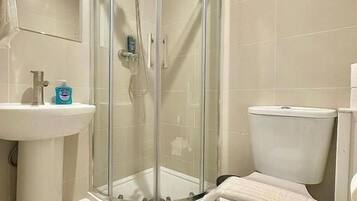 Quadruple Room | Bathroom | Shower, free toiletries, hair dryer, towels