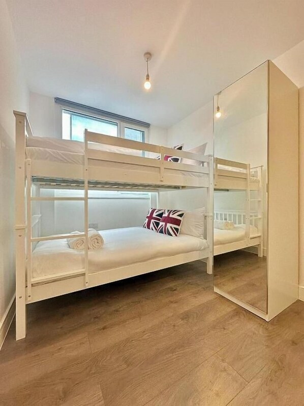 Quadruple Room | Desk, free WiFi - Pentonville Rooms (London)