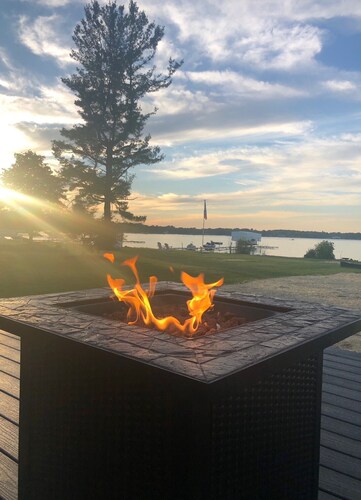 Newer build 3-bedroom cottage on peaceful Fremont Lake with AC, WiFi