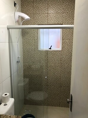 Toalhas de banho, papel higiênico