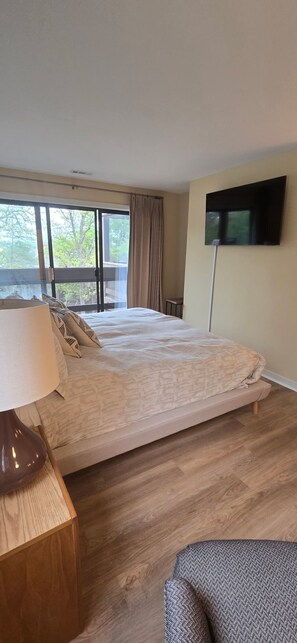 3 bedrooms, iron/ironing board, WiFi, bed sheets - Mid Century Modern Condo at Lake of the Ozarks. Step back in time and relax! (Osage Beach)