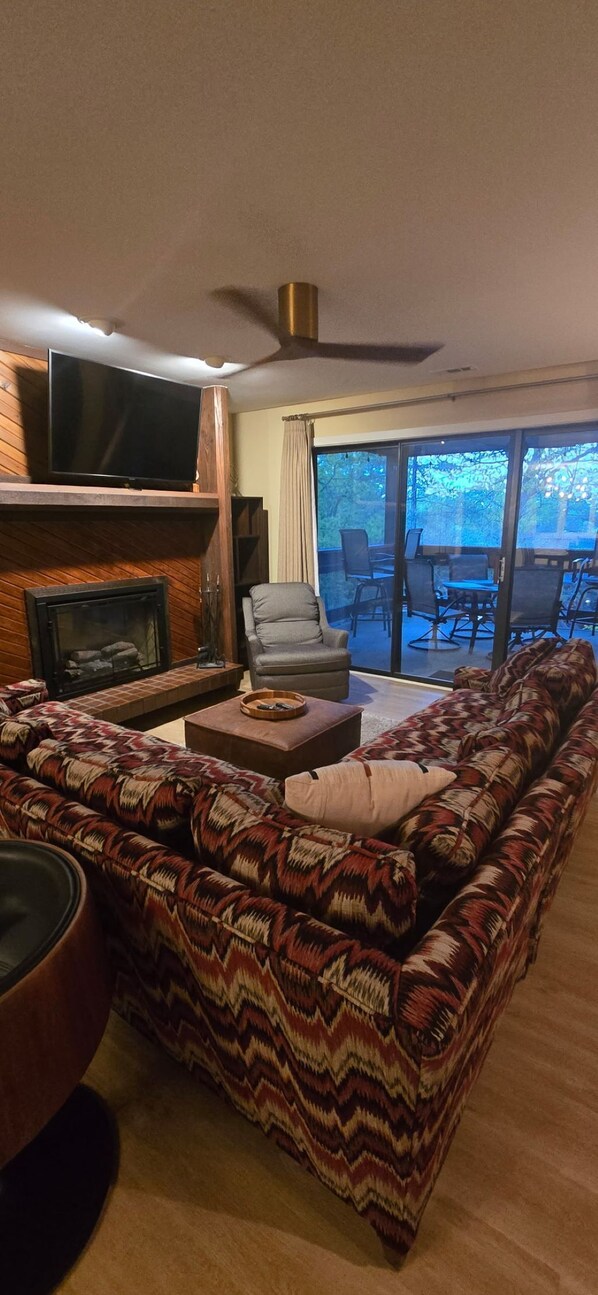 Smart TV, fireplace - Mid Century Modern Condo at Lake of the Ozarks. Step back in time and relax! (Osage Beach)