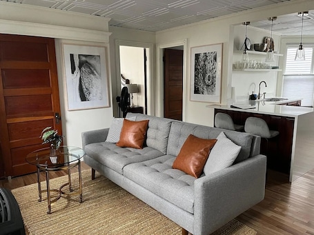 Smart TV, fireplace, books. Willard Beach: Cozy Apartment with a King Size Bed