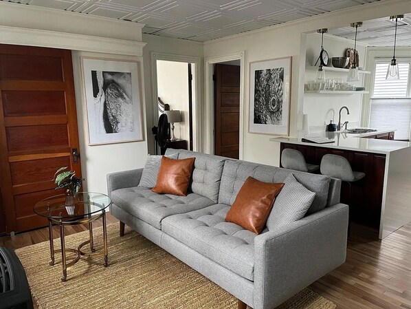 Smart-tv, een open haard en boeken