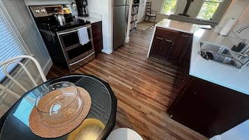 Geladeira, micro-ondas, fogão, cooktop