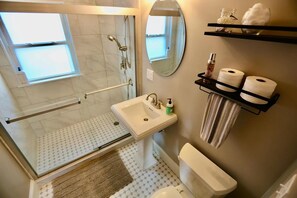 Douche, sèche-cheveux, serviettes fournies, savon