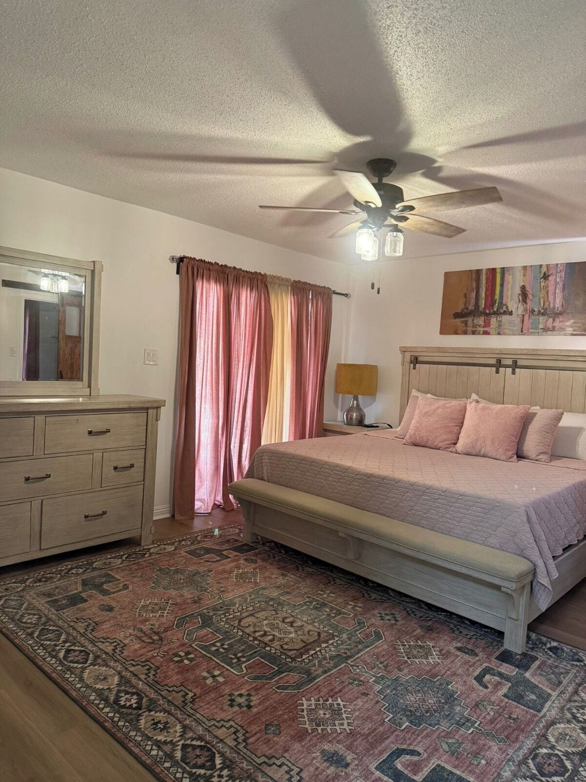 7 chambres, coffres-forts dans les chambres, bureau