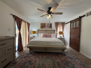 7 soverom, safe på rommet, skrivebord og strykejern/-brett