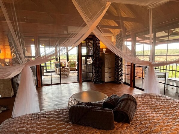 3 bedrooms, iron/ironing board, travel crib, free WiFi - See the Big 5 from the viewing deck of this incredible riverside bush lodge! (Marloth Park)