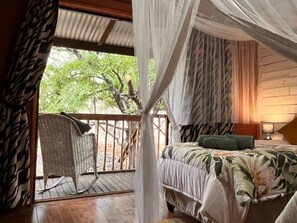 3 bedrooms, iron/ironing board, travel crib, free WiFi - See the Big 5 from the viewing deck of this incredible riverside bush lodge! (Marloth Park)