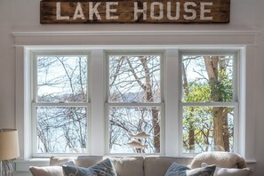 TV - Lakefront~Private Beach~Cape Cod family retreat (Mashpee)