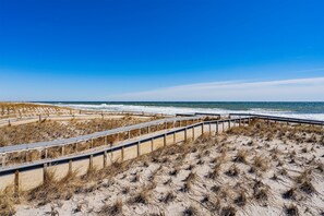 Rannalla, rantapyyhkeitä