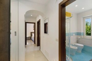 Douche, séchoir à cheveux, bidet, serviettes fournies