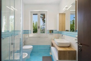 シャワー、ヘアドライヤー、ビデ、タオル