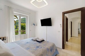 4 chambres, fer et planche à repasser, lit de bébé portatif