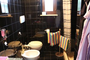 Shower, hair dryer, bidet, towels - Villa Panorama (Casamicciola Terme)