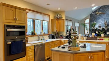 Coffee/tea maker, fridge, microwave, oven