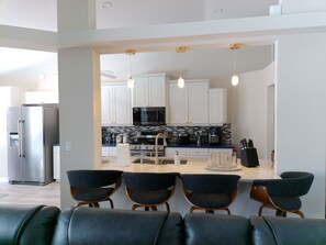 Fridge, microwave, oven, stovetop - Charming 3-bedroom house with AC, WiFi in delightful Lake Placid (Lake Placid)