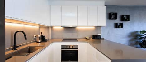 Kühlschrank, Ofen, Herdplatte, Geschirrspüler