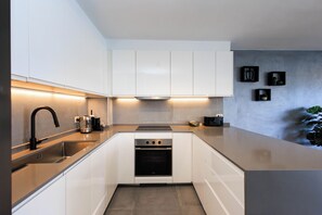 Kjøleskap, ovn, kokeplater og oppvaskmaskin