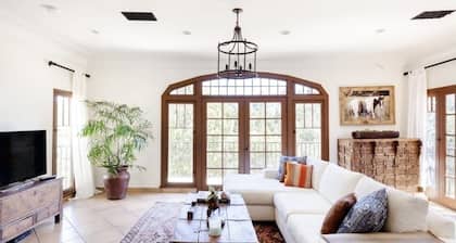Hollywood Hills Designer Villa/Duplex with Authentic Charm