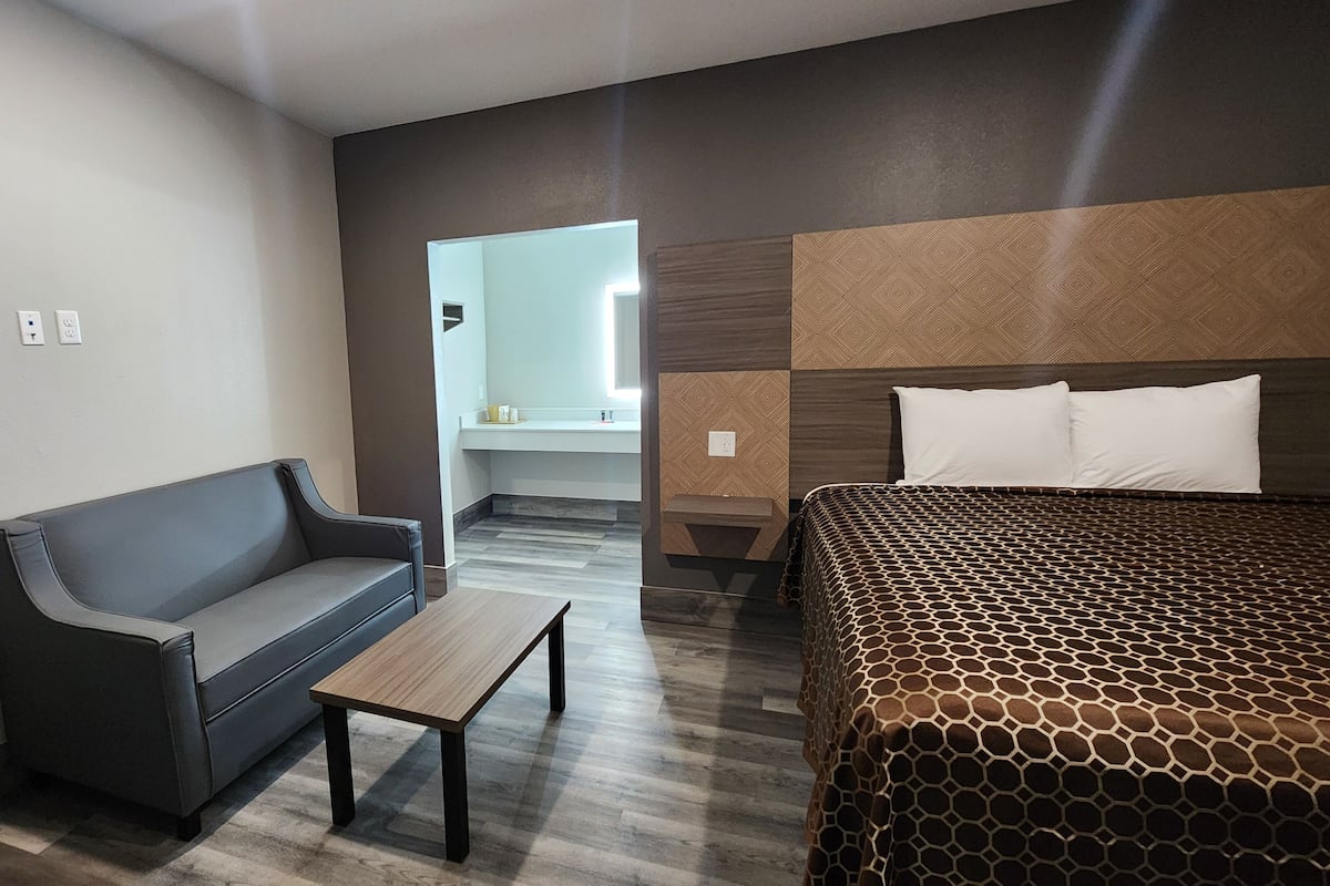 1 bedroom, premium bedding, desk, laptop workspace