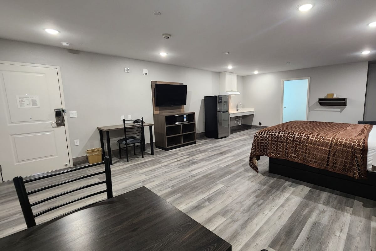 1 bedroom, premium bedding, desk, laptop workspace