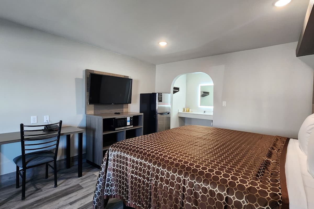 1 bedroom, premium bedding, desk, laptop workspace