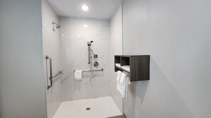 Standard Room, 1 King Bed, Roll-in Shower, Refrigerator & Microwave | Bathroom | Free toiletries, towels, soap, shampoo - Hotel Park Place (Houston)