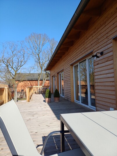 2 vacation apartments with shared large balcony for 8 to 10 people can be booked