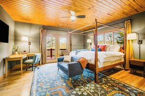 4 slaapkamers, een bureau, een strijkplank/strijkijzer, reisbedje