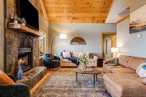 Smart-tv, een open haard, tafelvoetbal en boeken