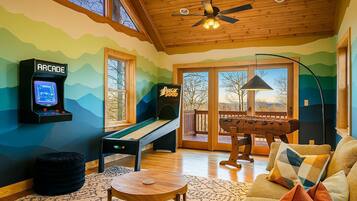 Älytelevisio, takka, pöytäjalkapallopöytä, kirjoja