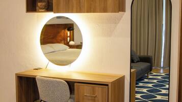 2 bedrooms, in-room safe, desk, iron/ironing board