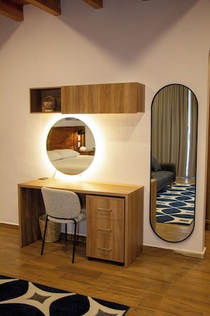 2 bedrooms, in-room safe, desk, iron/ironing board