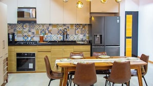 Een moderne keuken met een eethoek.