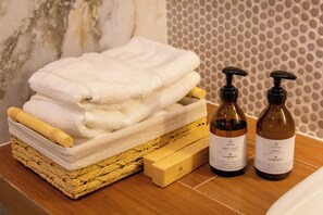 Dusche, umweltfreundliche Kosmetikartikel, Haartrockner, Handtücher