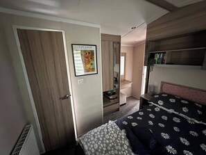 3 bedrooms, free WiFi, bed sheets - Tranquil Caravan Retreat by the Seaside, Portseton (Prestonpans)