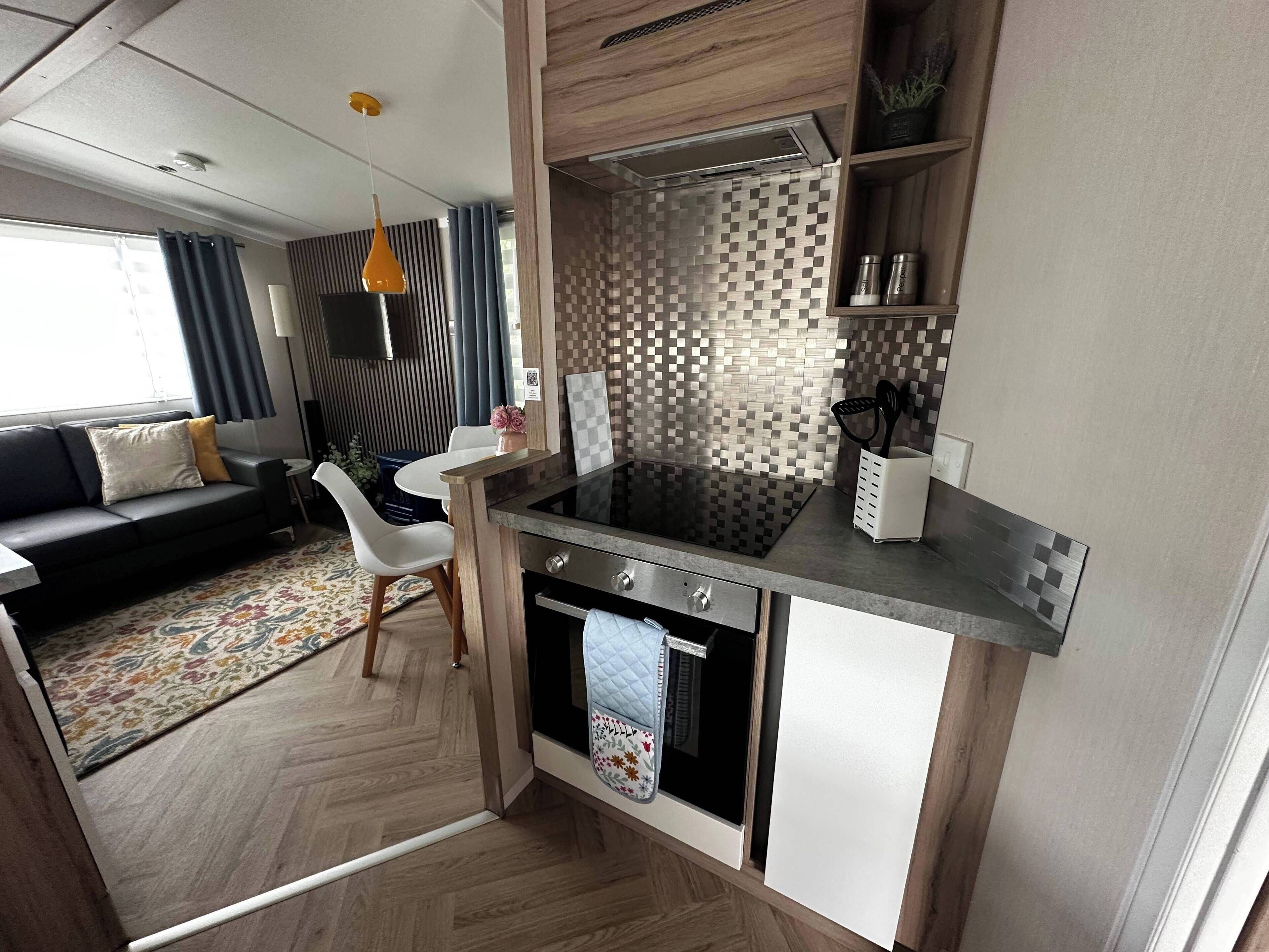 Lemari es, microwave, oven, dan kompor