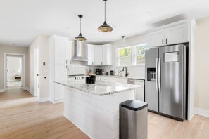 Refrigerador, microondas, horno y lavavajillas 